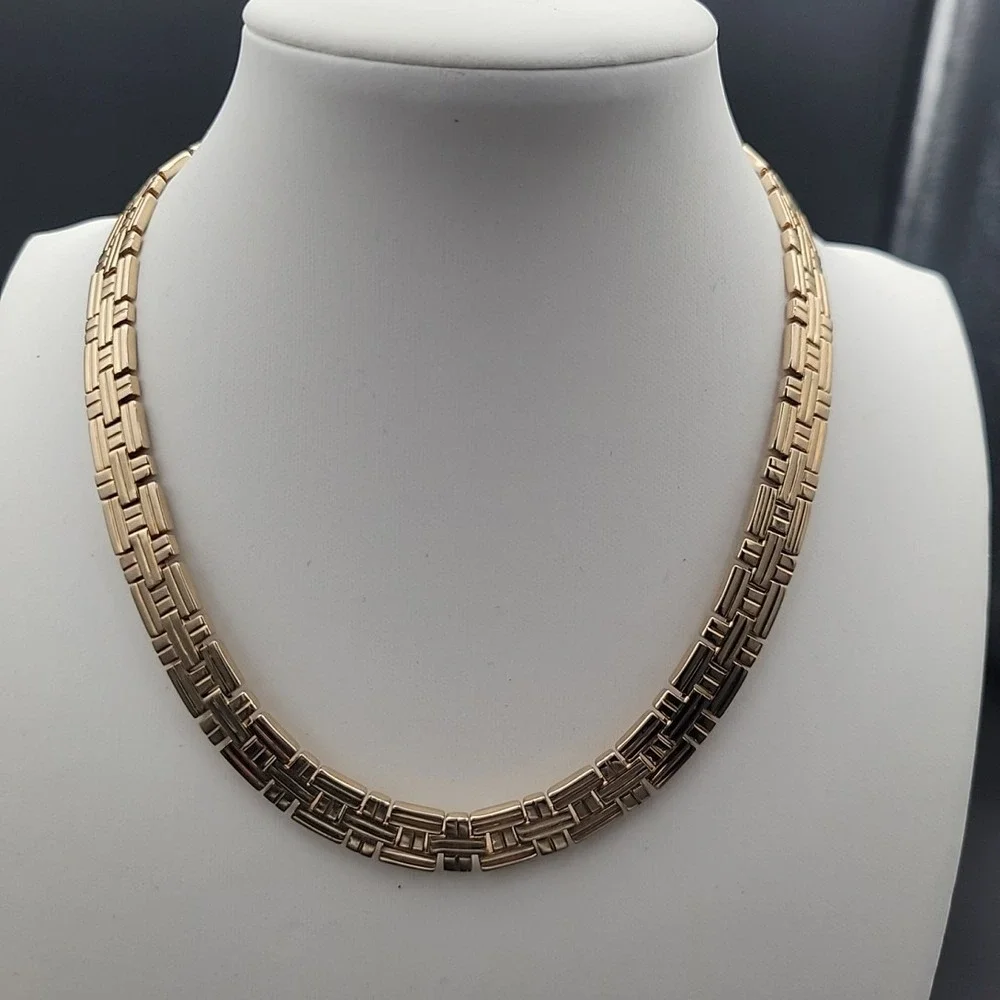 Vintage Crown Trifari Gold Brick Link Choker Necklace 15‎ Inch Old Money
